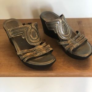 NOAT Enchant metallic wedge sandals